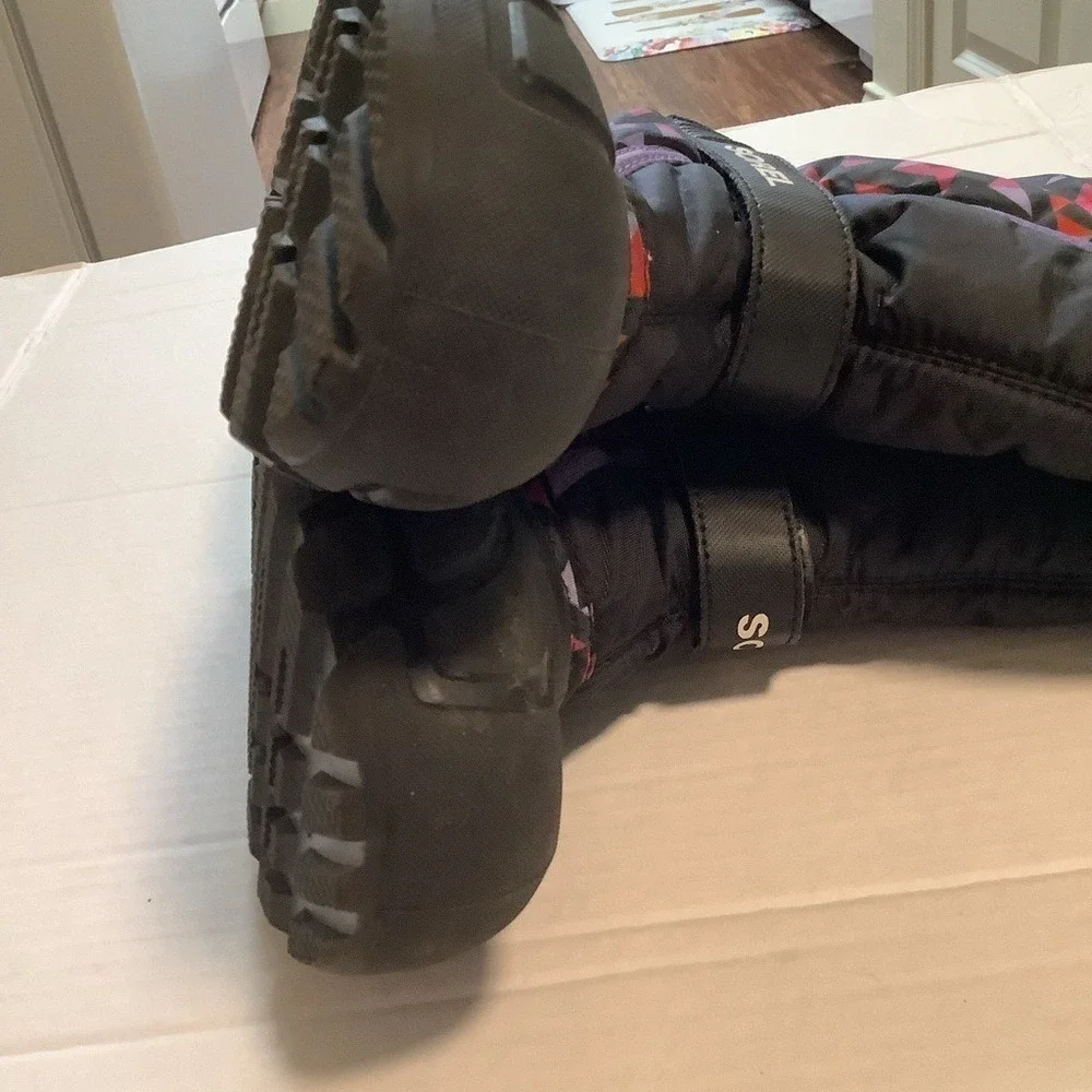 Sorel Kids' Black and Purple Patterned‎ Snow Boots size 5 geometric print